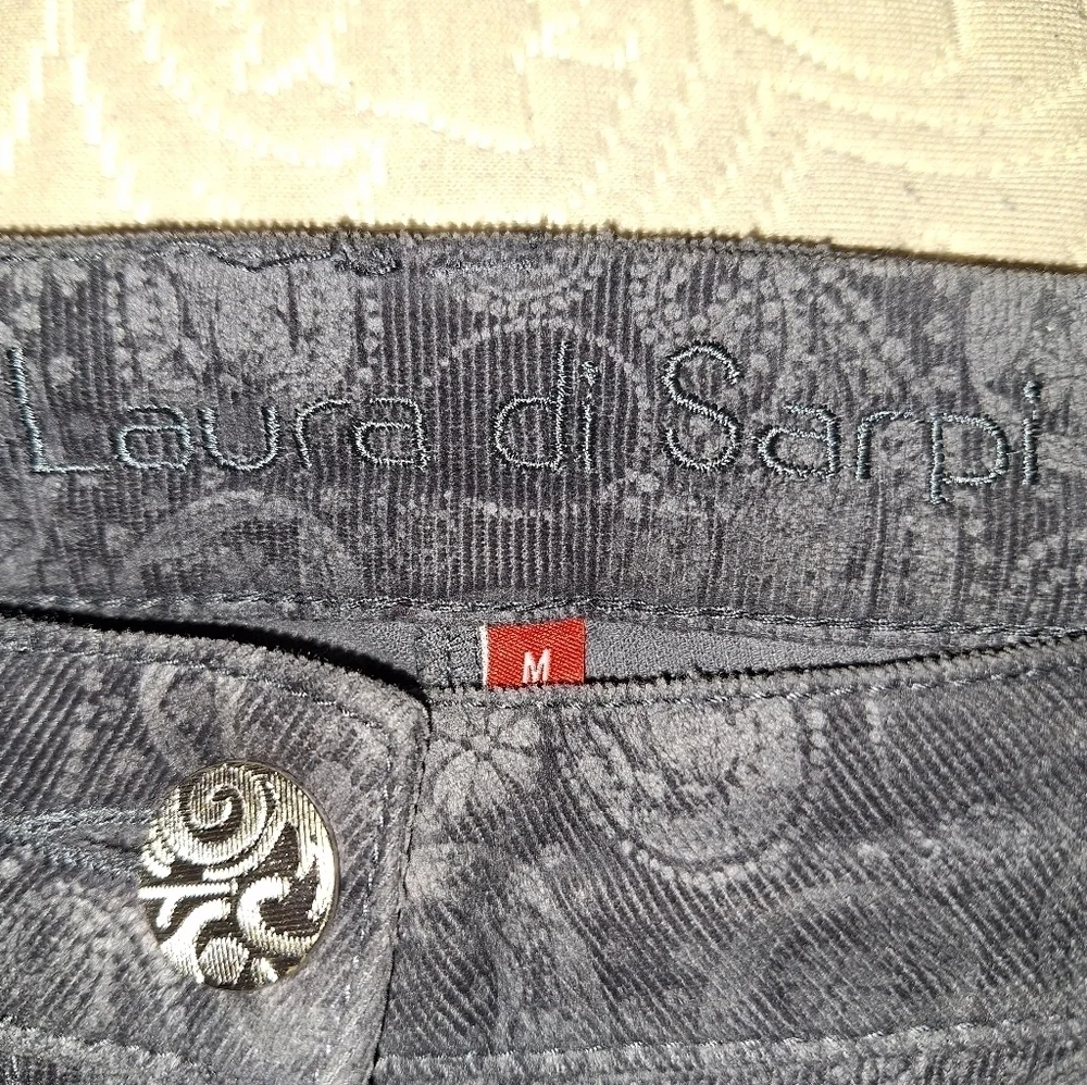 A Laura di Sarpi black denim jeans in a womens medium. 17